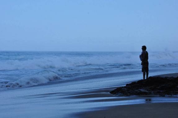 Admirando o mar da Kalalau Beach, na Na'Pali Coast, costa norte de Kauai, no Havaí